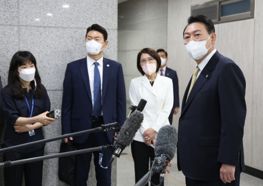 윤석열 대통령이 8일 오전 서울 용산 대통령실 청사로 출근하며 기자들과 질의응답을 하고 있다. 연합뉴스